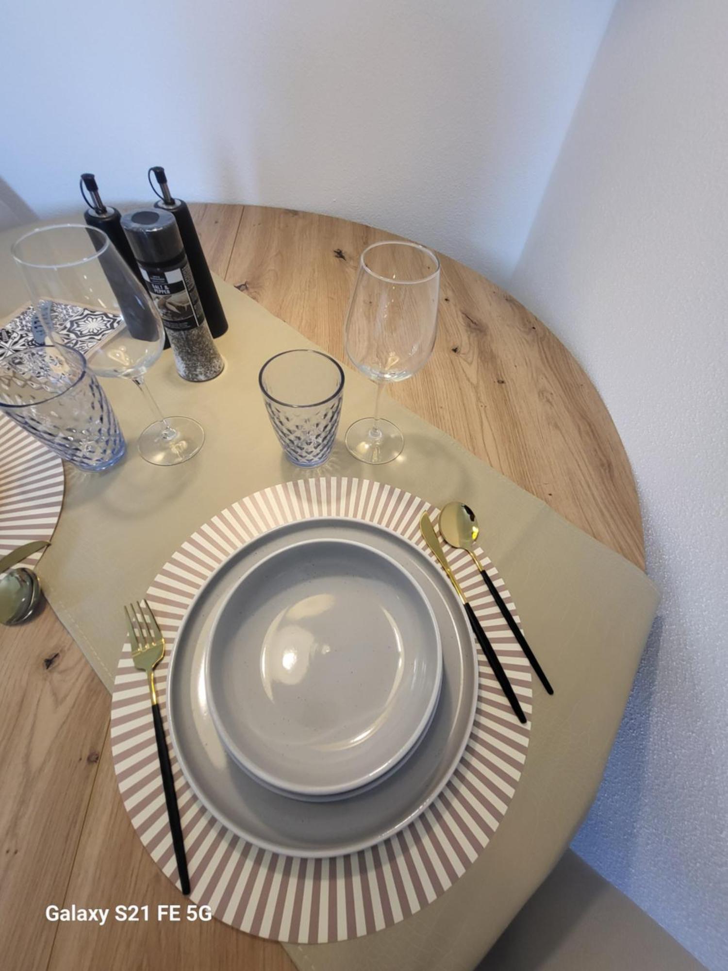 Apartment Beautiful Cozy Close To Lakes And Nature Parks